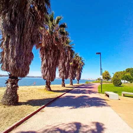 펜션 Lisbon South Bank Charming Pool Duplex & Garden Bbk