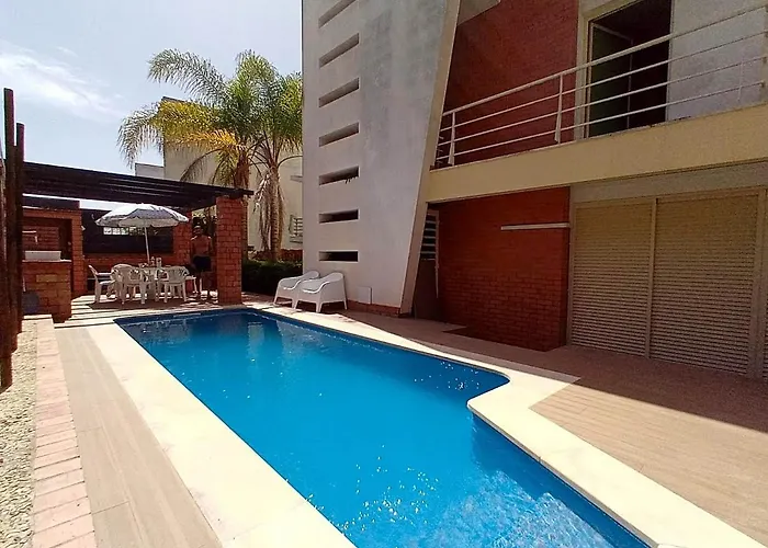 Lisbon South Bank Charming Pool Duplex & Garden Bbk Сasa de vacaciones Sesimbra