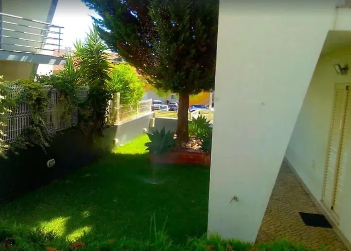 Дом отдыха Lisbon South Bank Charming Pool Duplex & Garden Bbk *