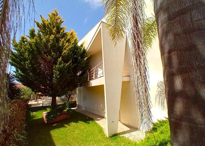 Дом отдыха Lisbon South Bank Charming Pool Duplex & Garden Bbk *