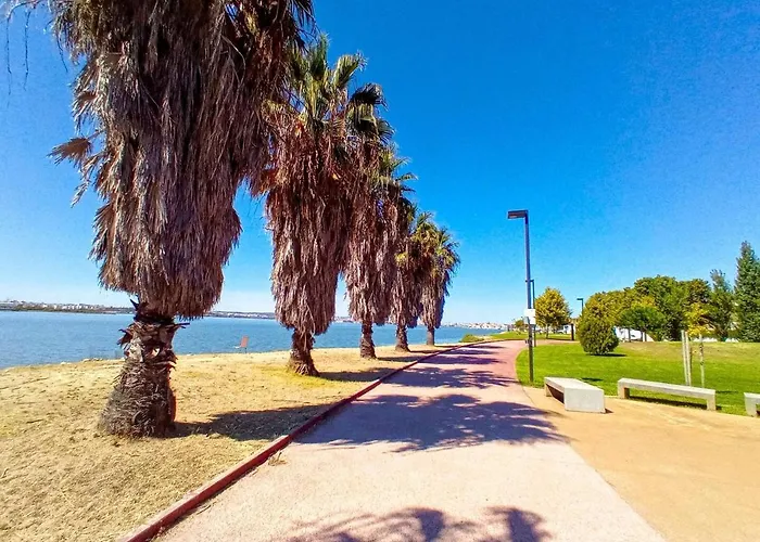 Дом отдыха Lisbon South Bank Charming Pool Duplex & Garden Bbk