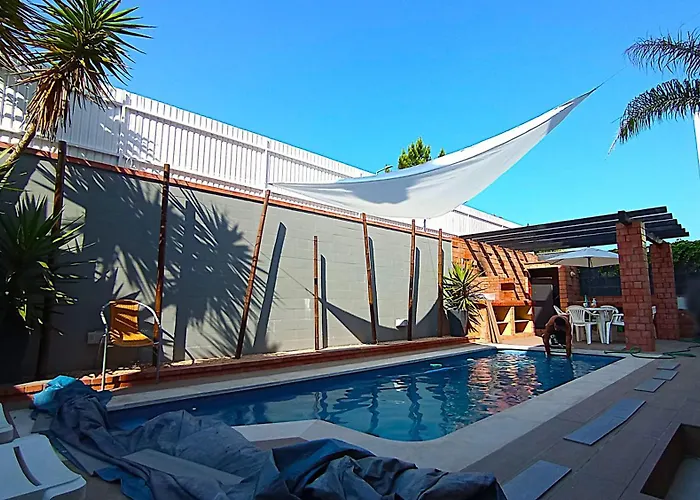 Дом отдыха Lisbon South Bank Charming Pool Duplex & Garden Bbk *