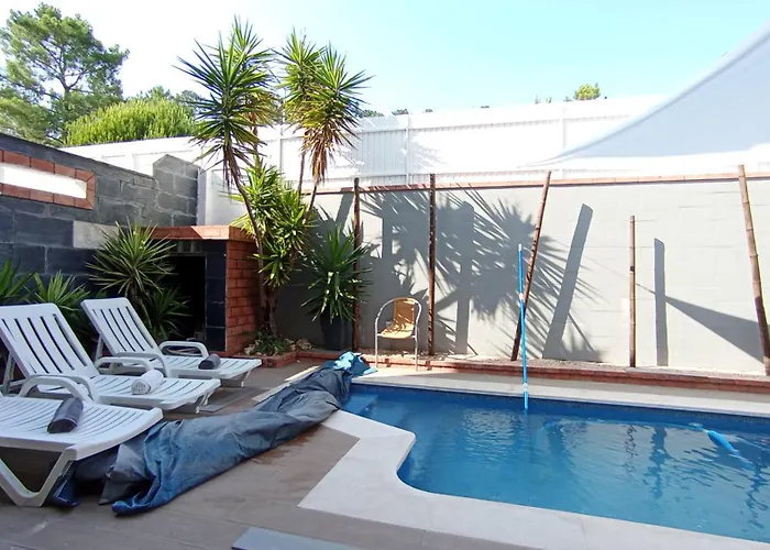 Дом отдыха Lisbon South Bank Charming Pool Duplex & Garden Bbk Сесимбра